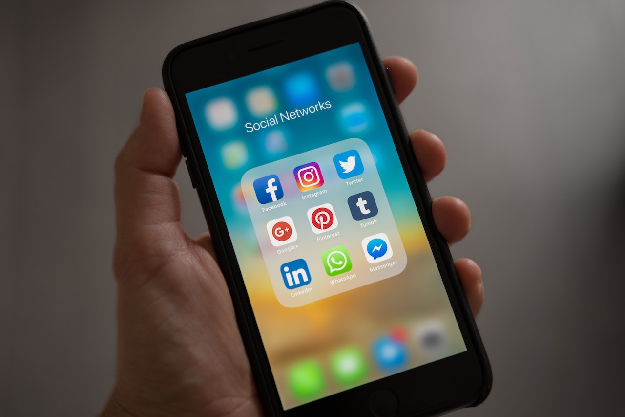 The Impact of Social Media on Mental Health: How to Maintain a Healthy Relationship - image 2
